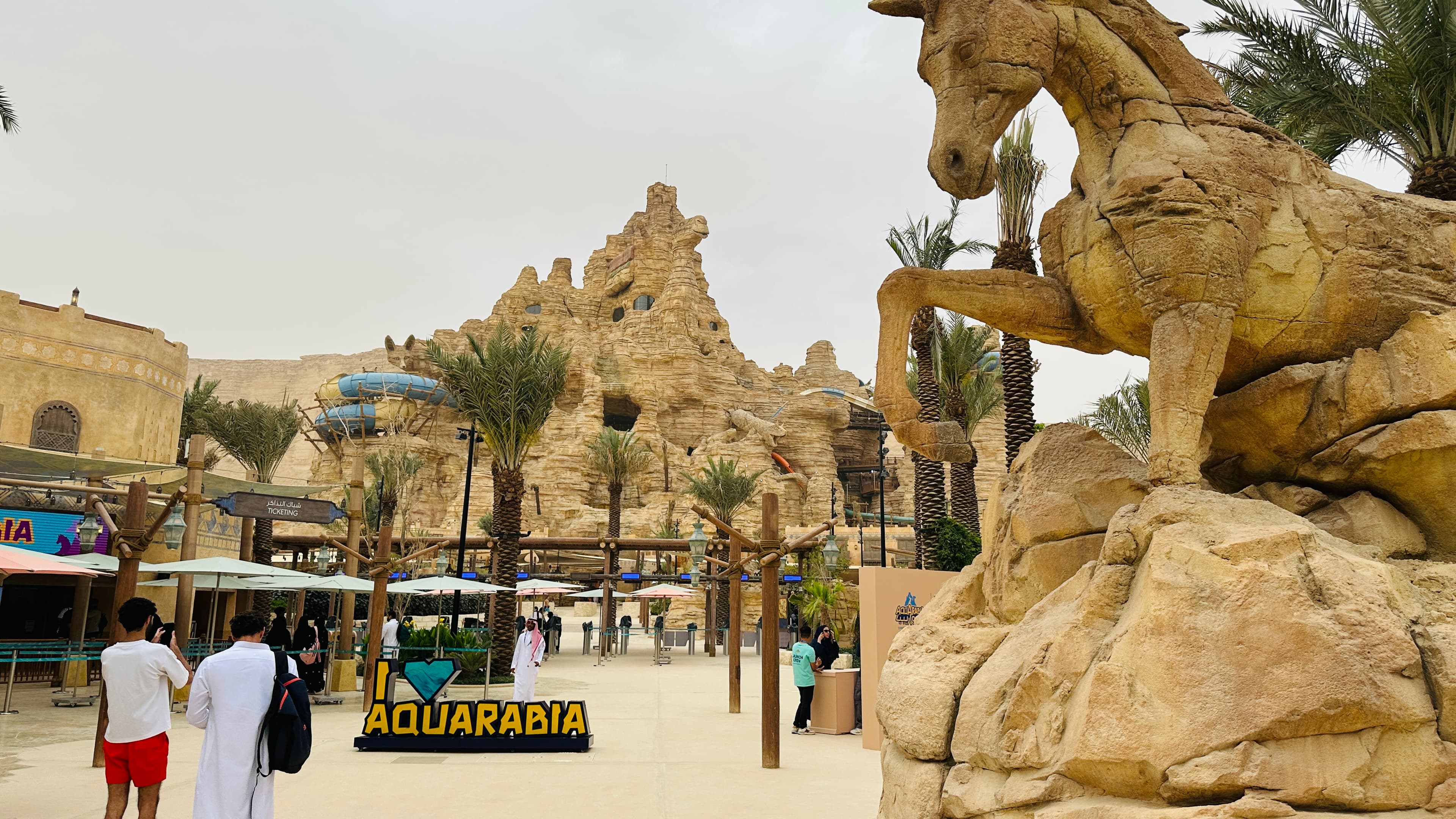 أكواريبيا القدية: تذكرة السيدات (الجمعة) لأربعة أفراد